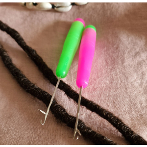 szydełko do dreadów, Crochet hook for braiding dreads.